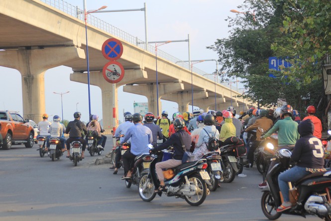 Người dân rộn ràng trở lại TPHCM sau kỳ nghỉ lễ dài - ảnh 2