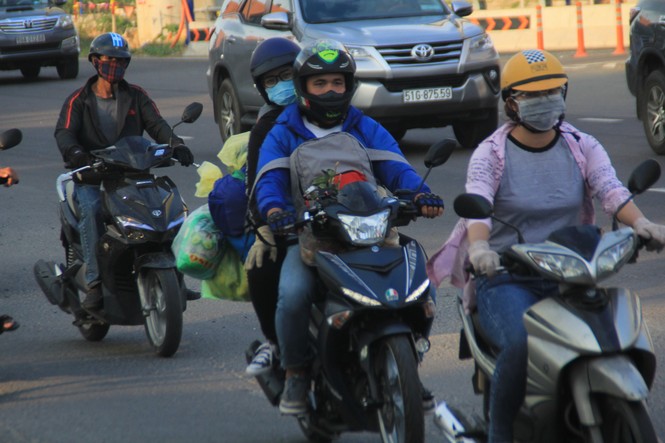 Người dân rộn ràng trở lại TPHCM sau kỳ nghỉ lễ dài - ảnh 5