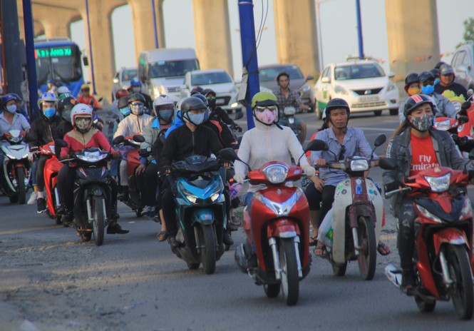 Người dân rộn ràng trở lại TPHCM sau kỳ nghỉ lễ dài - ảnh 11