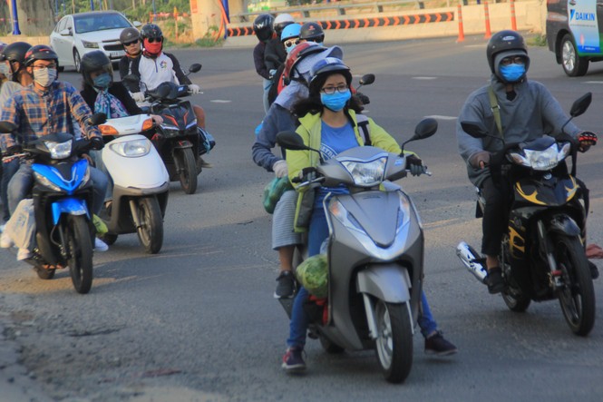 Người dân rộn ràng trở lại TPHCM sau kỳ nghỉ lễ dài - ảnh 3