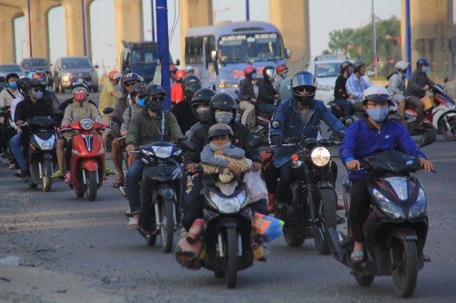 Người dân rộn ràng trở lại TPHCM sau kỳ nghỉ lễ dài - ảnh 4