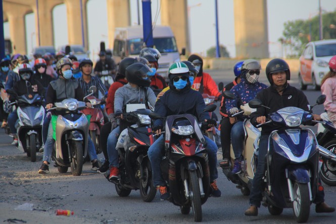 Người dân rộn ràng trở lại TPHCM sau kỳ nghỉ lễ dài - ảnh 12