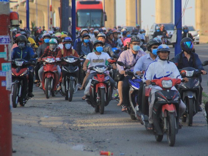 Người dân rộn ràng trở lại TPHCM sau kỳ nghỉ lễ dài - ảnh 10