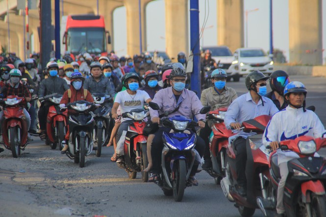 Người dân rộn ràng trở lại TPHCM sau kỳ nghỉ lễ dài - ảnh 8