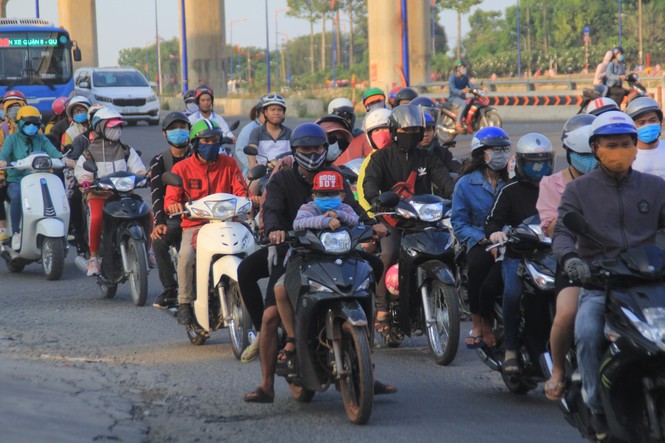 Người dân rộn ràng trở lại TPHCM sau kỳ nghỉ lễ dài - ảnh 9