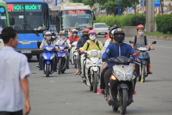 Người dân rộn ràng trở lại TPHCM sau kỳ nghỉ lễ dài - ảnh 16