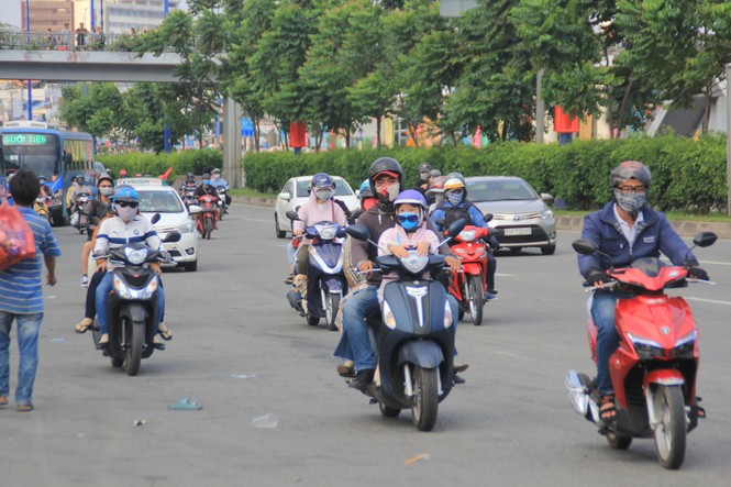 Người dân rộn ràng trở lại TPHCM sau kỳ nghỉ lễ dài - ảnh 15