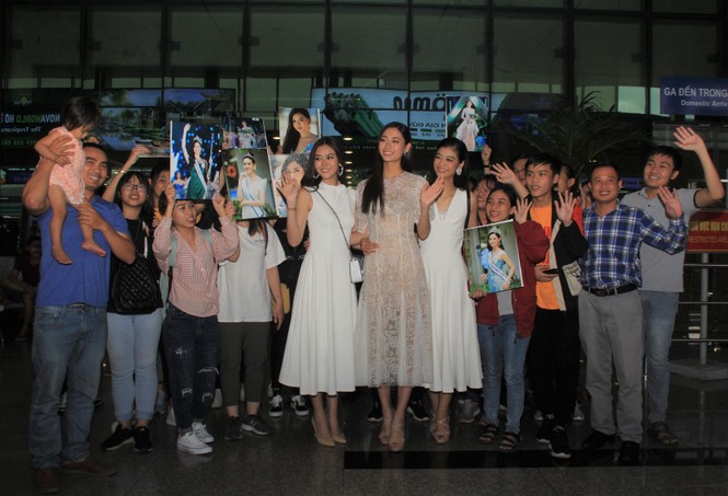 Fan vây kín Top 3 Miss World Việt Nam ở sân bay Tân Sơn Nhất - ảnh 4