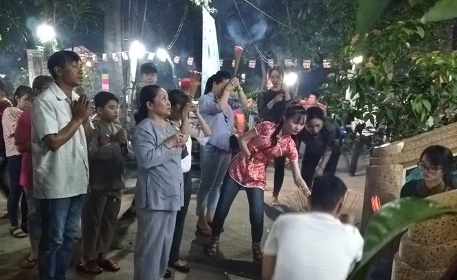 Người dân TPHCM chen chân lễ chùa đêm Rằm Vu lan - ảnh 2
