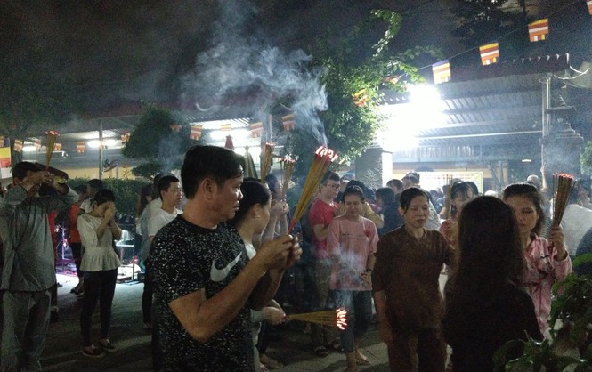 Người dân TPHCM chen chân lễ chùa đêm Rằm Vu lan - ảnh 1
