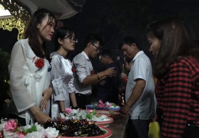 Người dân TPHCM chen chân lễ chùa đêm Rằm Vu lan - ảnh 3
