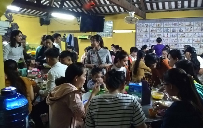 Người dân TPHCM chen chân lễ chùa đêm Rằm Vu lan - ảnh 4