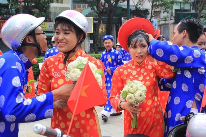 200 cô dâu chú rể tươi vui hạnh phúc trong đám cưới tập thể ngày Quốc khánh - ảnh 20