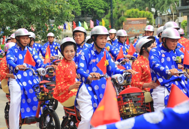 200 cô dâu chú rể tươi vui hạnh phúc trong đám cưới tập thể ngày Quốc khánh - ảnh 21