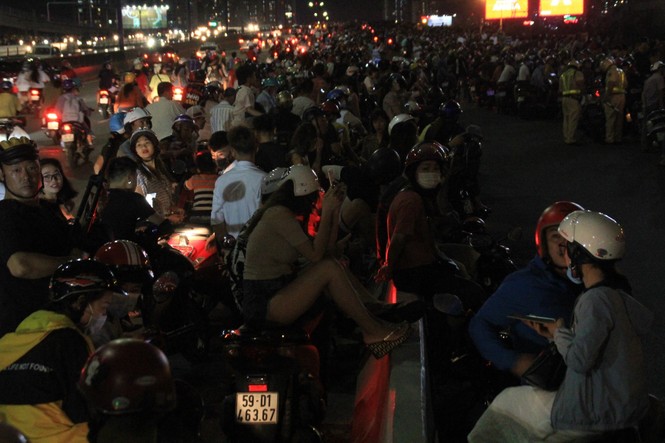 Pháo hoa thắp sáng bầu trời TPHCM mừng Quốc khánh - ảnh 3