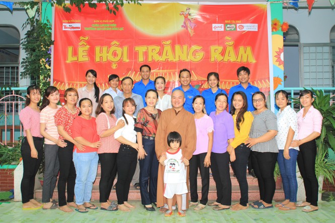Báo Tiền Phong tổ chức Tết Trung thu cho hơn 400 em nhỏ Tiền Giang - ảnh 13
