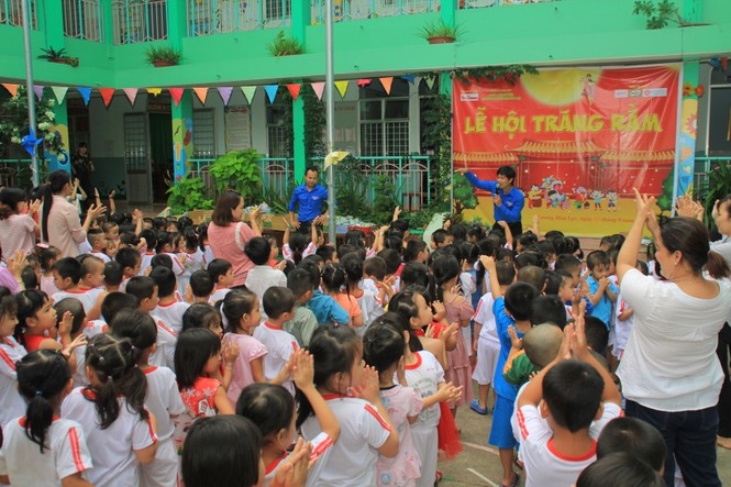 Báo Tiền Phong tổ chức Tết Trung thu cho hơn 400 em nhỏ Tiền Giang - ảnh 1