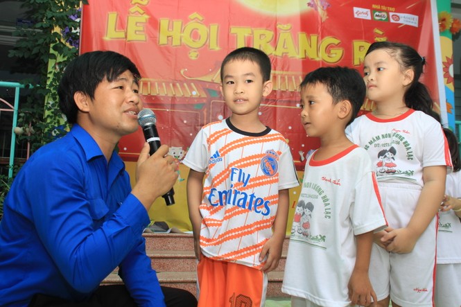 Báo Tiền Phong tổ chức Tết Trung thu cho hơn 400 em nhỏ Tiền Giang - ảnh 2