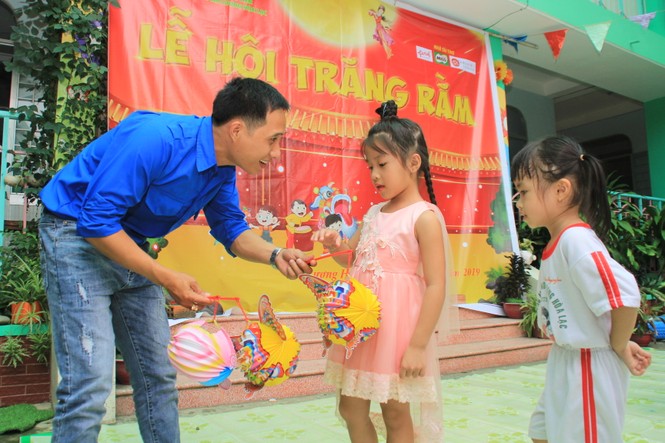 Báo Tiền Phong tổ chức Tết Trung thu cho hơn 400 em nhỏ Tiền Giang - ảnh 4