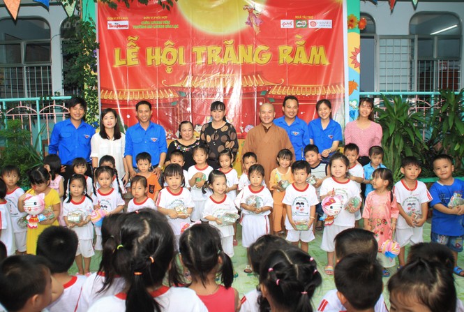 Báo Tiền Phong tổ chức Tết Trung thu cho hơn 400 em nhỏ Tiền Giang - ảnh 8
