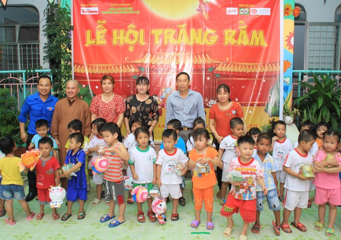 Báo Tiền Phong tổ chức Tết Trung thu cho hơn 400 em nhỏ Tiền Giang - ảnh 9