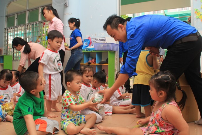 Báo Tiền Phong tổ chức Tết Trung thu cho hơn 400 em nhỏ Tiền Giang - ảnh 11