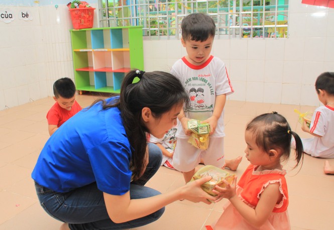 Báo Tiền Phong tổ chức Tết Trung thu cho hơn 400 em nhỏ Tiền Giang - ảnh 12