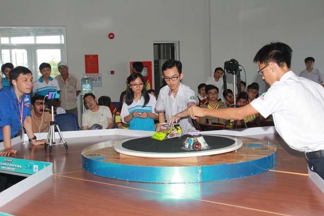Bạn trẻ sôi nổi nhảy flashmob, ca hát, thi tài robot... ở ngày hội Tân sinh viên - ảnh 7