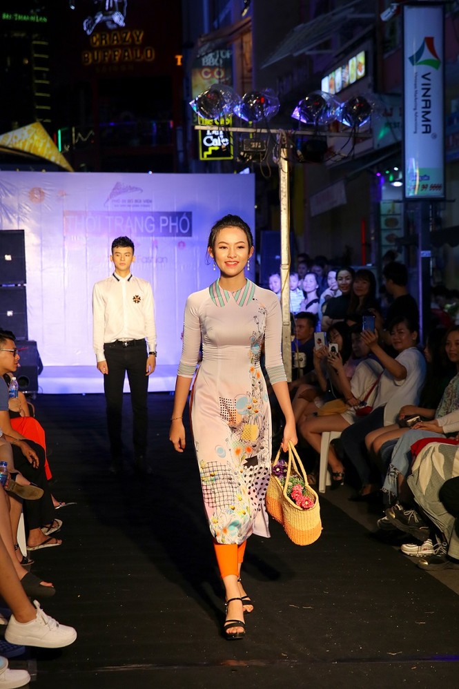 Ngắm TOP 20 Miss Hutech trình diễn áo dài trên tại Phố đi bộ Bùi Viện - ảnh 4