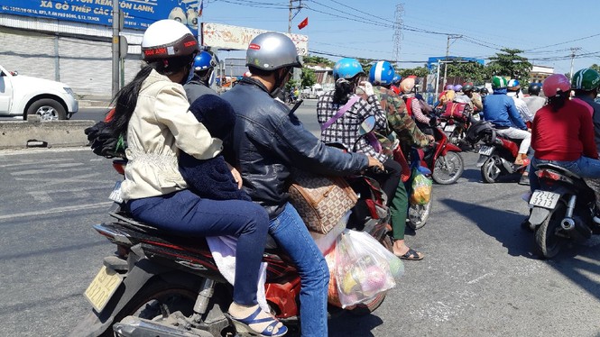 Người dân đổ về Sài Gòn sau tết - ảnh 1