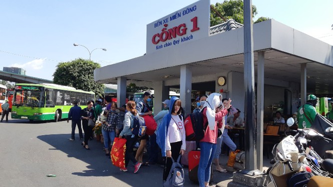 Người dân đổ về Sài Gòn sau tết - ảnh 7