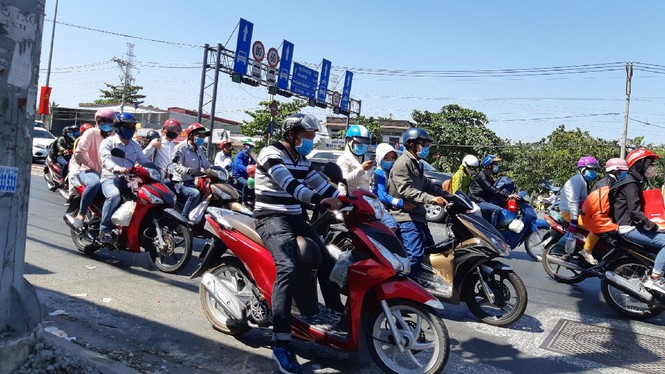 Người dân đổ về Sài Gòn sau tết - ảnh 2