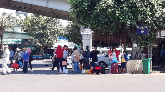 Người dân đổ về Sài Gòn sau tết - ảnh 8