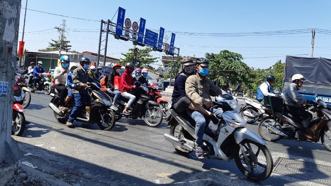 Người dân đổ về Sài Gòn sau tết - ảnh 4