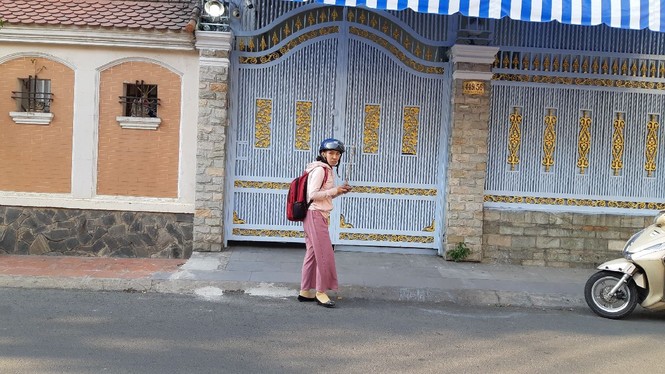 Hàng chông sắt trên vỉa hè