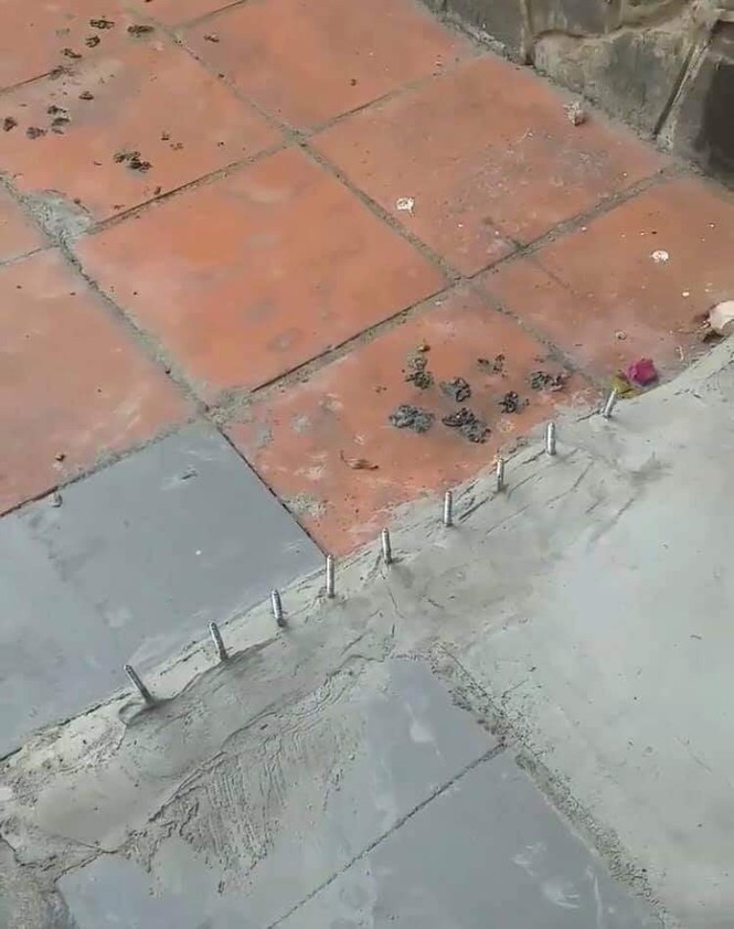 Hàng chông sắt trên vỉa hè