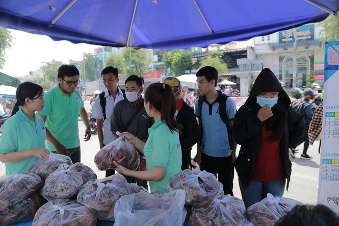 Sinh viên Sài Gòn giải cứu khoai lang giúp người dân Tây Nguyên - ảnh 4