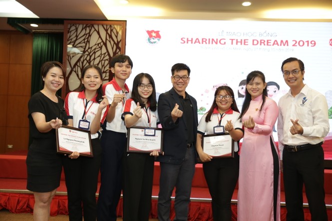Trao học bổng 1,9 tỷ đồng cho sinh viên - ảnh 1