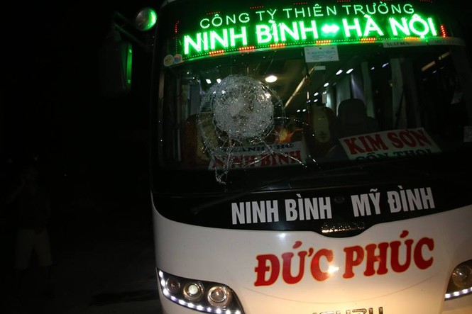 Rượt đuổi, ném vỡ kính xe khách trên quốc lộ 1A - ảnh 1