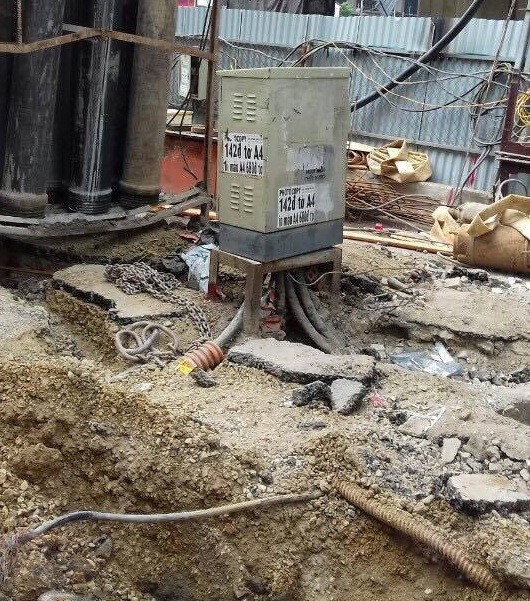 Lái máy xúc trúng đường điện ngầm, hàng trăm hộ dân bị ngắt điện - ảnh 2