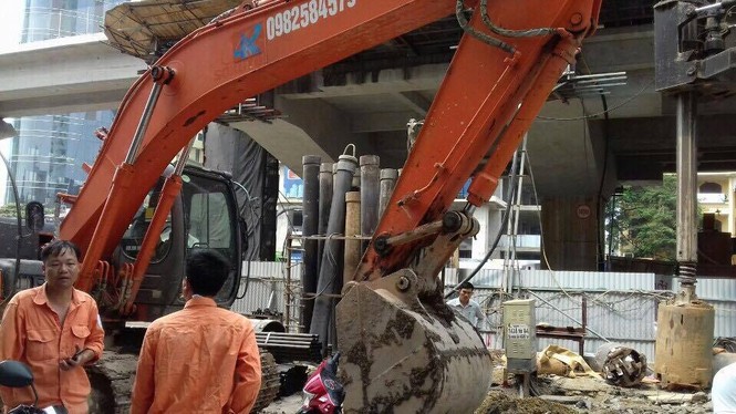 Lái máy xúc trúng đường điện ngầm, hàng trăm hộ dân bị ngắt điện - ảnh 1