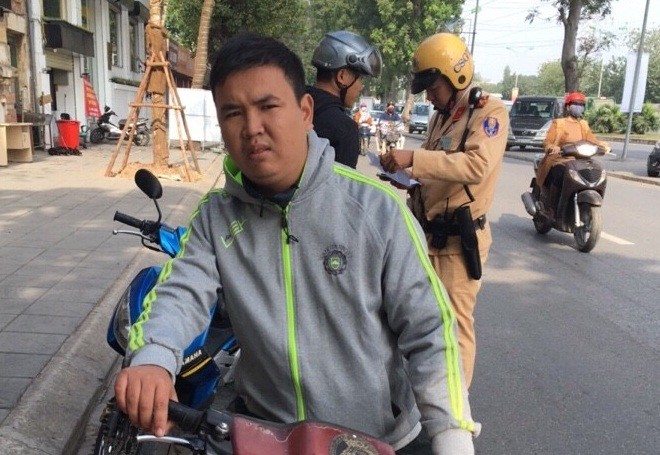 Dùng cảnh phục, thẻ ngành xin CSGT bỏ qua vi phạm - ảnh 1
