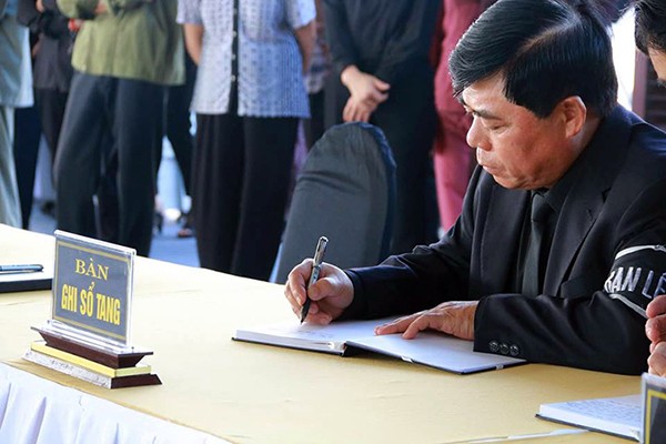 Người dân quê nhà viếng Chủ tịch nước Trần Đại Quang - ảnh 9