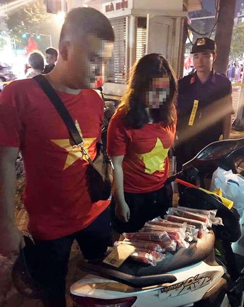 Đôi nam nữ mang hơn 30 quả pháo đi cổ vũ bóng đá sau trận bán kết - ảnh 1