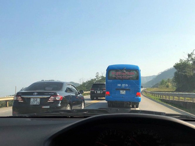 Hàng loạt ô tô lấn làn vượt ẩu trên cao tốc Nội Bài - Lào Cai - ảnh 2
