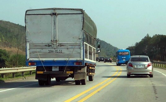Hàng loạt ô tô lấn làn vượt ẩu trên cao tốc Nội Bài - Lào Cai - ảnh 1
