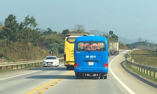 Hàng loạt ô tô lấn làn vượt ẩu trên cao tốc Nội Bài - Lào Cai - ảnh 3