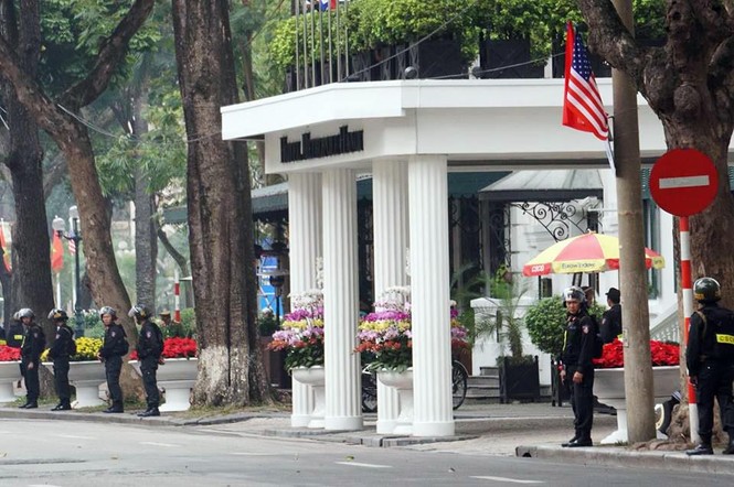 Phóng viên quốc tế trực chiến giữ vị trí 'vàng' trước Khách sạn Metropole - ảnh 10