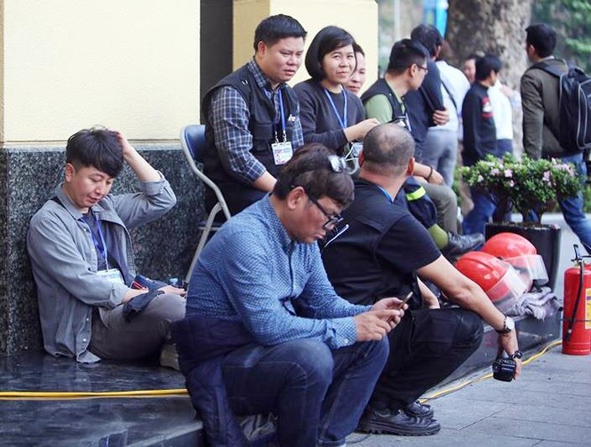 Phóng viên quốc tế trực chiến giữ vị trí 'vàng' trước Khách sạn Metropole - ảnh 6