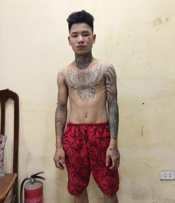 Bất tuân hiệu lệnh, thanh niên xăm trổ lái xe máy tông gục CSGT - ảnh 1